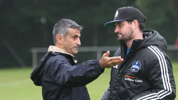 Trainer im Dialog: Naki Sevgül (links, Talle-Westorf) und Christoph Güse (BenHoh II). - © Sebastian Lucas