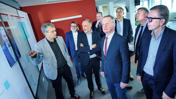 Chefredakteur Thomas Seim (v. l.) und sein Stellvertreter Carsten Heil mit den Klinikchefs Mathias Kreft, Johannes Hütte, Georg Rüter, Matthias Ernst, Christian Jostes und Olaf Bornemeier im Newsroom. Michael Ackermann wurde per Videokonferenz zugeschaltet. - © Barbara Franke