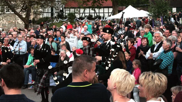 Lippe trifft Schottland: Das Benefizkonzert im historischen Rittergut Ullenhausen lockt viele Besucher an. Sechs Kapellen gestalten das Musikprogramm. Auf diesem Bild sind die "Brukteria Pipes & Drums" aus Coesfeld zu sehen. - © Sylvia Frevert