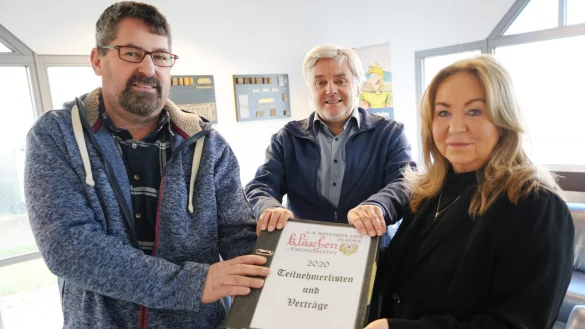 Bianca Kompalla ist die Marktmeisterin des Kl&auml;schenmarktes in Horn. Sie l&ouml;st Klaus Betke (links) ab. Im Beisein des ersten Vorsitzenden des Vereins &bdquo;In Horn Gemeinsam&ldquo;, Friedrich-Wilhelm Runte, wurden die Unterlagen &uuml;bergeben. - &copy; Mamfred Huette