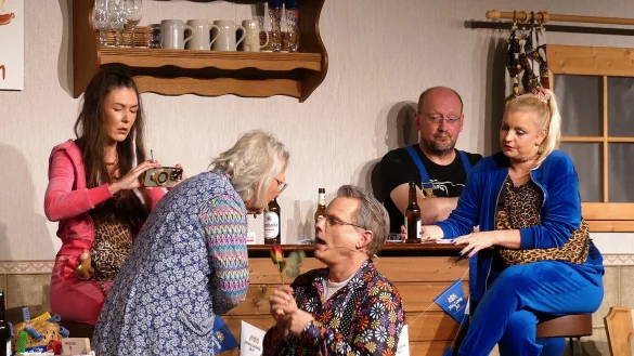 In Ernas Kneipe ist die Welt noch in Ordnung. Das finden auch v. l. n. r.: Mandy (Sarah Lie&szlig;), Erna Wutschke (Regina Lie&szlig;), Bl&uuml;mchen (Ole B&ouml;sing), Heini (Michael Weber) und Sandy (Alina Schenn. - &copy; Rudi Rudolph