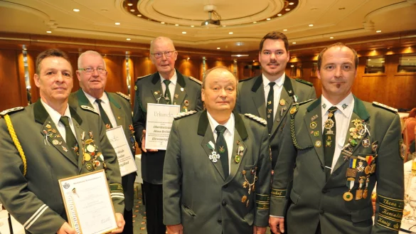 Die Sch&uuml;tzen: (von links) Stefan Kettler (Verdienstnadel), Heinz Bonke (Ehrenmitglied), Hans Br&ouml;ker (Ehrenmitglied), Thomas Riepe (ehmaliger Vorsitzender), Marius Krusche (stellvertretender Zahlmeister) und Sascha Ruge (neuer Vorsitzender). - &copy; Nicole Ellerbrake