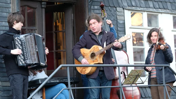 Daniel Wahren spielte vor seiner Haust&uuml;r in der Meierstra&szlig;e &bdquo;Freude sch&ouml;ner G&ouml;tterfunke" &ndash; ohne Publikum nat&uuml;rlich. Auch andere Musiker nahmen den bundesweiten Aufruf wahr. - &copy; Sven Koch(LZ)