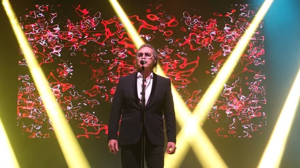 Wie die Bee Gees: die Brüder Walter (von links), Davide und Pasquale Egiziano in Lemgo. - © Axel Bürger