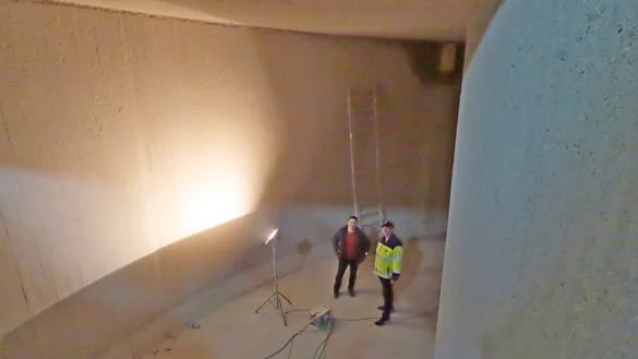 Simon Adriaans (l.) von der Firma Flint leitet die Sanierung des Hochbeh&auml;lters. Neben ihm steht Norbert Wehmeier von der Gemeinde. Er ist Ingenieur f&uuml;r Wasserwirtschaft. In der Luft schwebender Staub macht das Bild etwas diffus. - &copy; Gunter Held