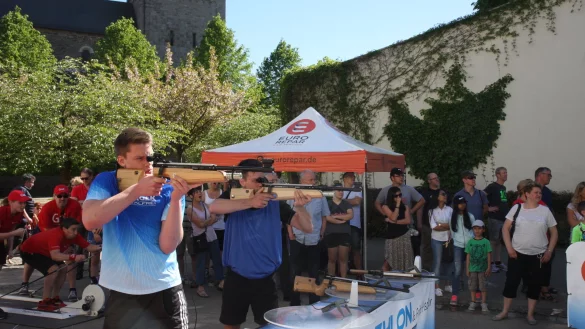 Mitten ins Schwarze: Auf Laufb&auml;ndern m&uuml;ssen die Athleten die Langlaufstrecke zur&uuml;cklegen, um anschlie&szlig;end mit dem Infrarotgewehr auf die Scheiben zu schie&szlig;en &ndash; wie hier auf der vergangenen Biathlon-Tour. - &copy; www.biathlon-tour.de