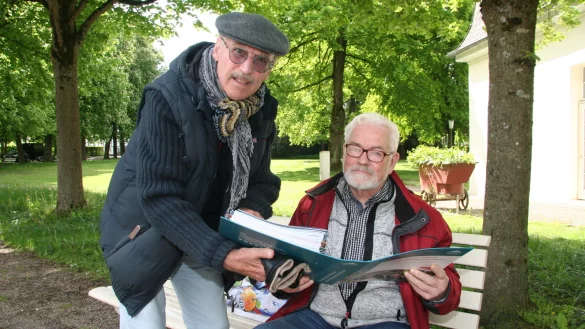 G&uuml;nter Till (links) und Hans-Werner Sch&ouml;nlau vom Behindertenbeirat der Stadt zeigen, dass die B&auml;nke im Bad Meinberger Kurpark zu niedrig f&uuml;r &auml;ltere Menschen sind. - &copy; Cordula Gr&ouml;ne