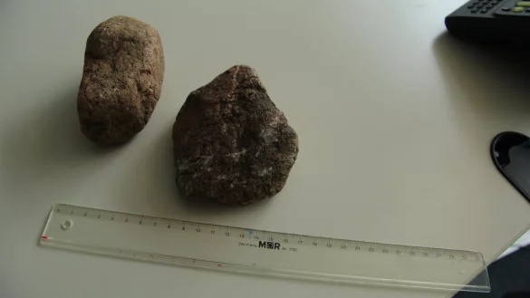 Diese Steine wurden benutzt, um die Scheiben am Rathaus zu zerstören. - © Carolin Brokmann