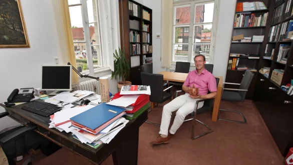 Viel Ausblick: Dr. Michael Zelle genie&szlig;t in seinem B&uuml;ro die freie Sicht auf Ameide, Schlossgraben und nahende Besucher. - &copy; Bernard Preuss