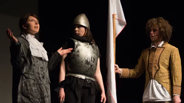 Leidenschaftliche Darbietung: Vanessa Assmann (von links), Katja Jasmin Kobusf und Jeremy Alan Spingat zeigen eine tolle Vorstellung auf der Bühne. - © Raphael Bartling