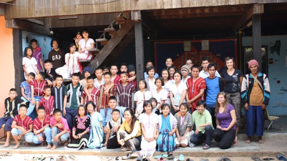 Linda Lessmeier (2. von rechts) während ihres Aufenthalts in Thailand mit den Kindern der Dorfschule von Mae Na Chorn.
Fotos: Raintree Foundation - © Raintree Foundation