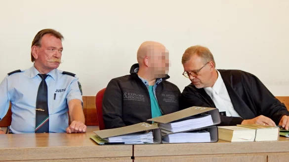 Auf der Anklagebank: Ernst E. (Name ge&auml;ndert), bespricht sich mit seinem Anwalt Johannes Salmen. Justizbeamter Reinhard Kleesiek hatte den Angeklakten kurz zuvor in den Gerichtssaal gef&uuml;hrt. - &copy; Gunter Held