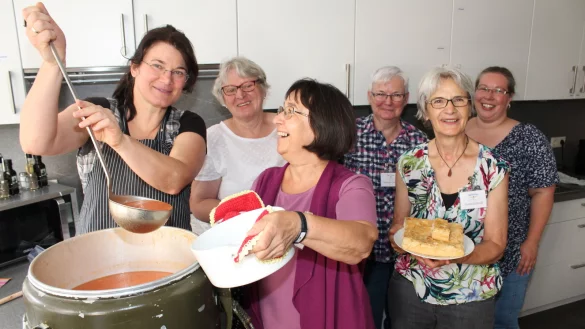 Mit Freude bei der Sache: Nellie Born, Rita Kr&ouml;ker, Margret Sch&auml;fer, Susanne Totzek, Gunhild Kroll und Annika Fideleo (von links) geh&ouml;ren zum Helferteam. - &copy; Sandra Castrup