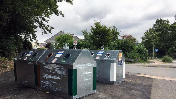 Immer wieder kommt es zu Vermüllung neben Altglascontainern in Augustdorf. - © Seda Hagemann