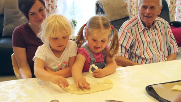 Gemeinsames Backen: Ina (links) und Melina stechen Plätzchen aus dem Teig aus. Erzieherin Daniela Lengnick und Tagespflege-Gast Kurt Fricke beobachten die Mädchen dabei. - © Thomas Dohna