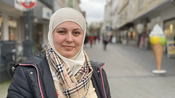 Ghadir Almalla Rashid f&uuml;hlt sich wohl in der Kurstadt. Die 34-J&auml;hrige ist als Fl&uuml;chtling aus Syrien nach Deutschland gekommen und arbeitet nun ehrenamtlich als Elternbegleiterin. - &copy; Nicole Sielermann