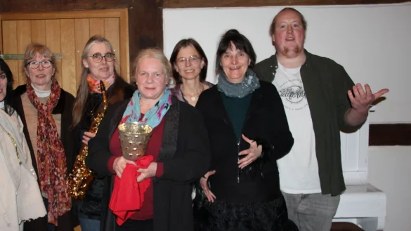 Die "Wortakrobaten" Renate Langner-Mädel (von links), Ariane Höpker, Claudia Kosakewitsch, Sylvia Frevert, Susanne Schirmer, Ricarda Koch und Maurice Schröer erzählen Geschichten und helfen damit dem Verein "Tiere im Dorf". Am heutigen Samstag, 22. März, wiederholen sie die Veranstaltung in Kalletal zugunsten des Tierheims Franziskushof. - © Reinhold Sölter