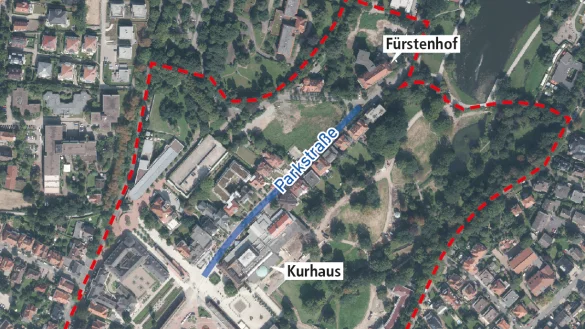 Die rote Linie zeichnet das Gebiet des Bebauungsplans Nr. 0151 im Bereich der Parkstra&szlig;e ein. - &copy; Foto: Land NRW (2019) / Grafik: Oliver Wendtland