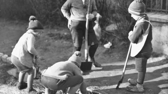 Im Matsch des Stra&szlig;enrandes bauen die Kinder kleine D&auml;mme, sie &bdquo;k&ouml;ckern&ldquo;. - &copy; Horst Biere