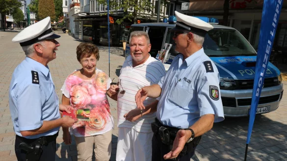 Treffen sich an der mobilen Wache: (von links) Heinz Wieler (Wachleiter Bad Salzuflen), Annegret Hanke, ihr Mann Stephan Hanke und Bezirksbeamter Jochen Schlingmann im Gespr&auml;ch. - &copy; Alexandra Schaller