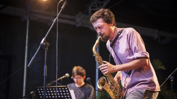 Frontmann Georg Schmitt am Saxophon. - &copy; Laurenz Tegethoff