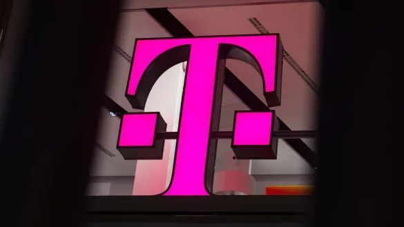 Das Logo der Deutschen Telekom steht in einer Verkaufsfiliale des Unternehmens in der K&ouml;lner Innenstadt. - &copy; Rainer Jensen/dpa