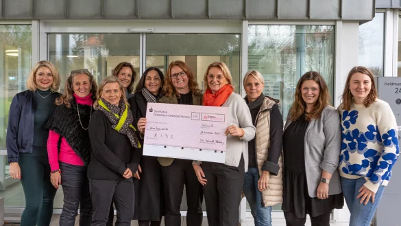 Die Vertreterinnen des Inner Wheel Clubs Detmold-Blomberg mit den Vertreterinnen der Stadt Detmold: (von links) Franziska Louis, Susanne Wojak, Kerstin Schomburg, Kathrin Lampe, Maike Bumbke, Jennifer Sonneborn (Fachbereichsleitung Jugend der Stadt Detmold), Sylvia K&uuml;nnemeyer, Renate Berger (Leiterin Jugendamt der Stadt Detmold), Liliana Murschel (Stadt Detmold Finanzen und Controlling) und Sarah Sch&auml;fermann (Leitung K.I.D.S. station&auml;r). - &copy; Torben Gocke