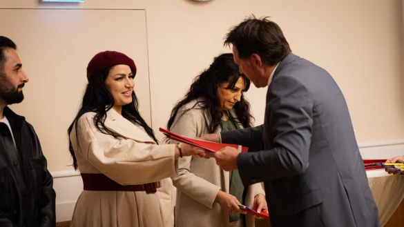 B&uuml;rgermeister Frank Hilker &uuml;bergibt die Urkunde, die die neue Staatsangeh&ouml;rigkeit dokumentiert. - &copy; Stadt Detmold