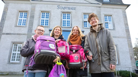 Gemeinsam für die gute Sache am Start: (von links) Ina Thomas vom Verein "Lipper für Lipper", Esther Rosenbrock und Britta Dombrowski vom
Familien-Info-Treff der Stadt Detmold und Dominik Tegeler von Radio
Lippe. - © Torben Gocke