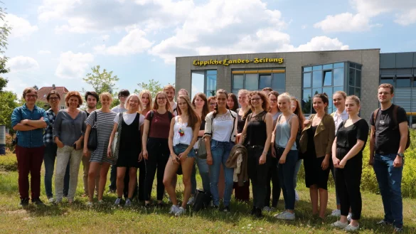 Zum Start des Projekts haben sich im Sommer die Studenten der FHM mit ihrem Dozenten bei der LZ eingefunden. - © Yvonne Glandien
