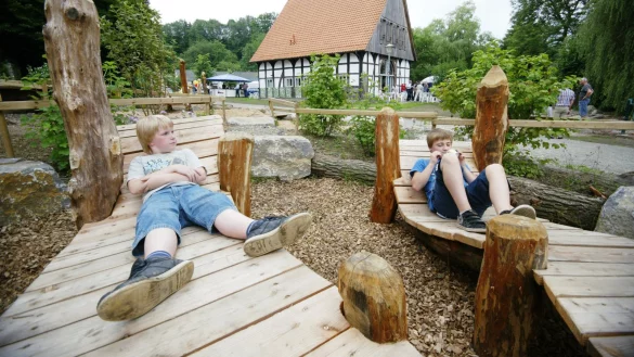 Mittendrin: Während die Offiziellen in der Stallscheune die Einweihung des Spiel- und Rastplatzes feiern, lassen es Mats Reese (links) und Lasse Heberlein ruhig angehen. - © Wolf Scherzer