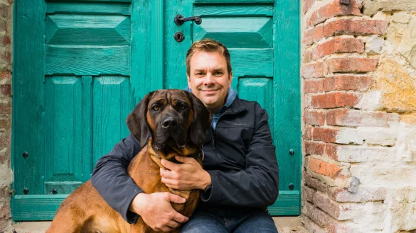 Hunde sind sein Thema: Radiomoderator und Podcaster Tim Schmutzler aus Kalletal und Schweißhund „Slash". Foto: Thorsten Hennig - © www.thorsten-hennig-fotografie.de