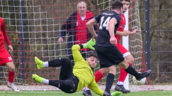 Brandgefährlich: In dieser Szene muss Torhüter Batuhan Birinci gegen den Delbrücker Christian Ilia (14) Kopf und Kragen riskieren. Manager Ender Ünal fiebert hinter dem Tor mit. - © Egon Penner