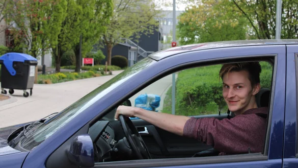 Jan Lukas Fründ findet den Poller auf der Campusallee "ein bisschen" störend, aber die Vorteile überwiegen aus seiner Sicht. - © Kyrill von Matuschka