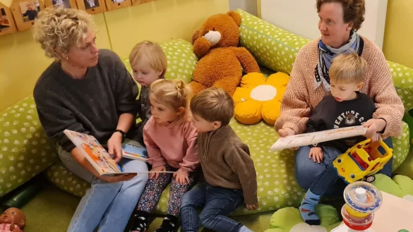 Auch wenn die Stadt L&uuml;gde versucht, die Einrichtungen in ihrer Tr&auml;gerschaft gut personell auszustatten: Die starren gesetzlichen Vorgaben machen auch Stefanie Blome, Leiterin der Kita Pusteblume, und ihrer Kollegin Jolie Kneisel das Leben schwer. - &copy; Marianne Schwarzer