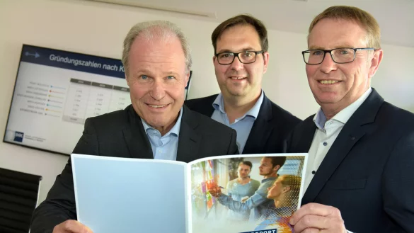Thomas Niehoff (Hauptgesch&Atilde;&curren;ftsf&Atilde;&frac14;hrer der IHK, v.l.), Ulrich Grubert (Existenzgr&Atilde;&frac14;ndungsreferent) und Harald Grefe (Stellvertretender Hauptgesch&Atilde;&curren;ftsf&Atilde;&frac14;hrer). - &copy; Barbara Franke