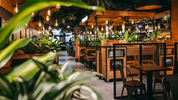 Der Foodcourt im zweiten Obergeschoss bekommt ein spannendes neues Restaurant mit 44 Sitzplätzen. Hier gibt es bald Fritten mit kreativen Toppings. - © Frittenwerk Pommesmanufaktur/ Markus Braumann