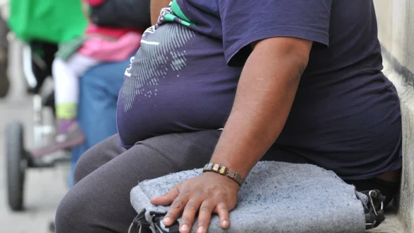 Sitzender Mensch mit &Uuml;bergewicht - &copy; Foto: Frank Leonhardt/dpa/dpa-tmn