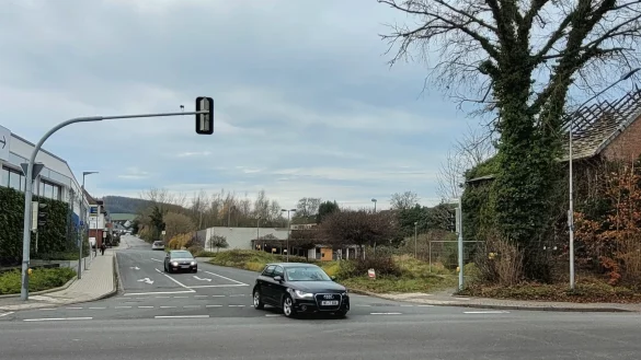 Die formellen Vorbereitungen für den Lidl-Bau an der Wasserfurche laufen. Für die Parkplätze muss auch die Brandruine weichen. - © Katrin Kantelberg