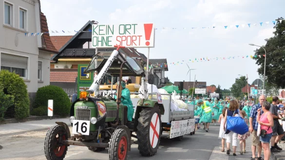 Bleiben ihrem Motto treu: Sport stand auch beim Dorffest 2014 schon sehr weit oben auf der Prioritätenliste. Beim Festumzug wurde das Motto "Kein Ort ohne Sport!" groß geschrieben. - © Karin Prignitz