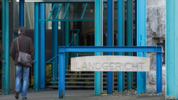 Vor dem Landgericht in Bielefeld hat ein 32-J&auml;hriger diverse Straftaten gestanden. Unter anderem hatte die Bande sich als "Polizisten" ausgegeben und eine 81-j&auml;hrige Lagenserin dazu gebracht, Gold und Schmuck vor ihr Haus zu legen. - &copy; Friso Gentsch/dpa