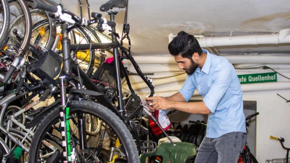 Hegt und pflegt sein Hauptverkehrsmittel: Der 18 Jahre alte Fida Popal aus Afghanistan kommt seit drei Wochen in die Fahrradwerkstatt, um zu helfen. Dabei kommt auch sein eigener Drahtesel nicht zu kurz. - © Raphael Bartling