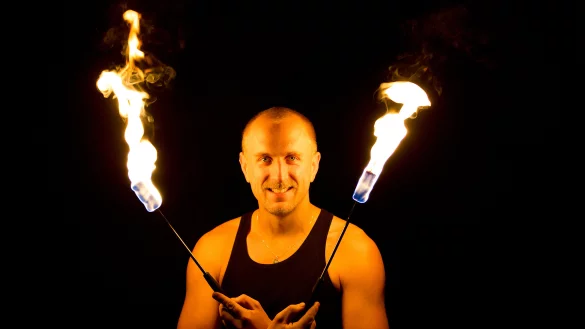 Der Feuerk&uuml;nstler ist w&auml;hrend der Veranstaltung im Arch&auml;ologischen Freilichtmuseum auch zu sehen. Foto: AFM - &copy; AFM