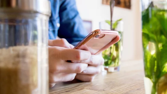 Chatten auf dem Smartphone - &copy; Foto: Christin Klose/dpa-tmn