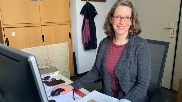 Historikerin Julia Schafmeister hat das Rätsel um die Steinmetzarbeit gelöst. - © Doris Lüdeking