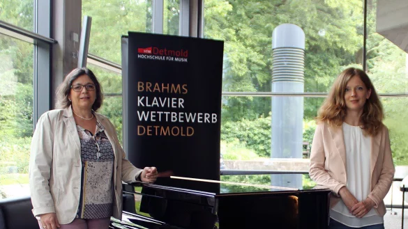 Bei ihnen laufen die F&auml;den zusammen: Jelka L&uuml;ders (rechts) und Elke Trappmann organisieren den ersten Brahms-Klavierwettbewerb Detmold an der Musikhochschule. - &copy; hfm/Frank Beyer