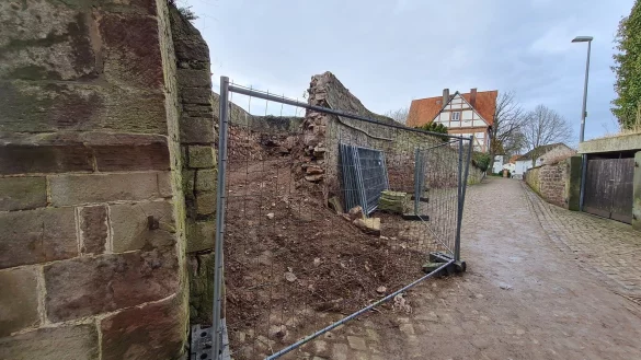 Bis jetzt ist die Stadtmauer vor der Weinbergpforte ziemlich l&auml;diert. Der Bereich ist abgesperrt, nachdem der Baumstumpf inklusive Wurzel entfernt wurde. - &copy; Marianne Schwarzer