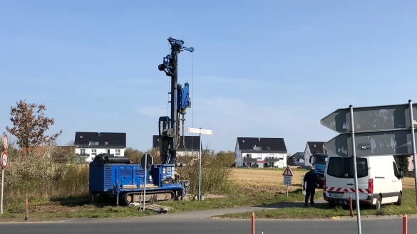 An dem provisorischen Kreisel wird der Baugrund durch Bohrungen erkundet. - &copy; Thomas Reineke(LZ)