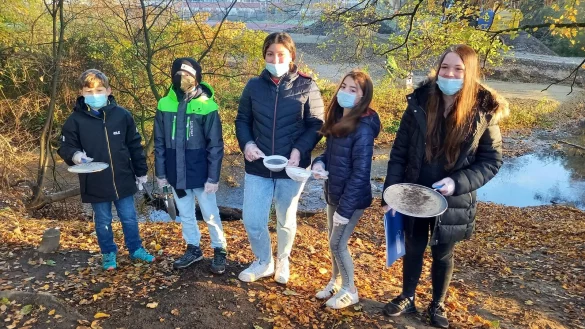 Die Sch&uuml;ler aus einer der f&uuml;nf Gruppen durchsieben den Sand des Flussufers: (von links) Paul, Dennis, Aya, Mara, Sophie. - &copy; Johanna Thiel