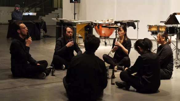 Auch wenn das Bild etwas anderes suggeriert: Die "Detmold Percussion Group" überzeugt mit Präzision und bombastischen Klängen. - © Thomas Krügler